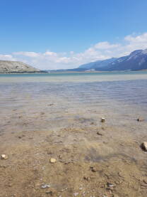 Jezero Blidinje, BiH Jezero Blidinje je najveće prirodno jezero u BiH, smješteno između planina Vran i Čvrsnica, na 1.184 metra nadmorske visine. Najveća dubina jezera je četiri metra. Dio je Parka prirode Blidinje.