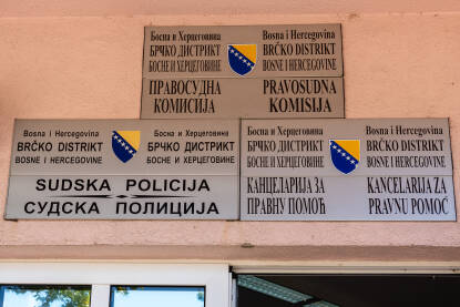 Tabla Pravosudnih institucija Brčko Distrikta Tabla na ulazu u zgradu u kojoj se nalaze Sudska policija, Kancelarija za pravnu pomoć i Pravosudna komisija Brčko distrikta BiH.