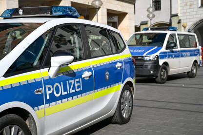 Policija Njemačka Policijski patrolni automobil parkiran na ulici u Njemačkoj. Automobili njemačke policije na ulici.