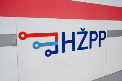 Simbol Hrvatskih željeznica na vozu. Simbol Hrvatskih željeznica na vozu. Željeznički prijevoz.