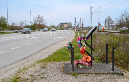 Spomen obilježje pored puta Memorijalna ploča i cvijeće za poginule u sabraćajnoj nesreći. Memorijal na mjestu nesreće.