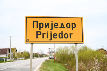 Tabla na ulazu u Prijedor, grad u Republici Srpskoj, Bosna i Hercegovina.