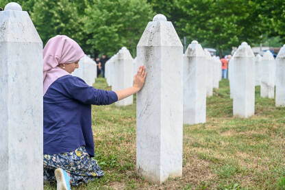 Žena se moli u Memorijalnom centru Potočari, Srebrenica. Žena se moli u Memorijalnom centru Potočari, Srebrenica.
