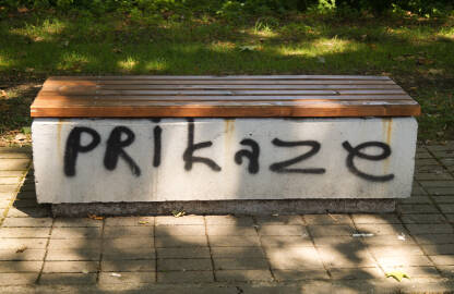 Klupa u parku sa grafitom "prikaze".