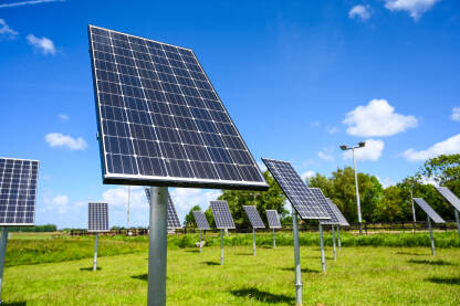 Solarni paneli Solarni paneli. Proizvodnja čiste obnovljive energije od sunca. Fotonaponske solarne ćelije. Proizvodnja električne energije.