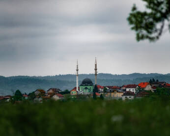 Džamija Vražići Džamija sa dvije munare u naselju Vražići, općina Čelić