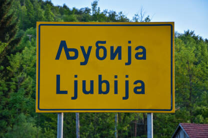 Ljubija Saobraćajni znak sa natpisom Ljubija. Republika Srpska, Bosna i Hercegovina.