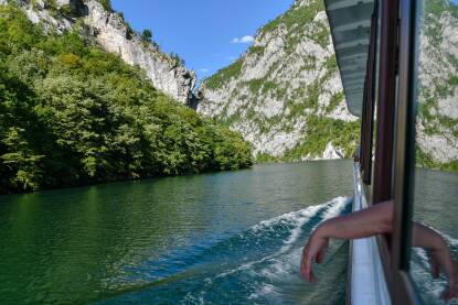 Putovanje brodom od Perućca, Bajina Bašta do Višegrada kanjonom rijeke Drine. Kanjon Drine, dubok i do 1.000 metara, među najdubljim je u Evropi.