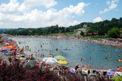 Kupaču na Panonskim jezerima Tuzla, Bosna i Hercegovina: Kompleks Panonskih jezera. Prenatrpani otvoreni bazeni na vrhuncu turističke sezone. Mnogo plivača u vodi. Turistička destinacija. Panonska jezera.