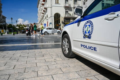 Simbol policije na automobilu u Grčkoj. Helenska policija. Policijski patrolni automobil u Grčkoj. Simbol grčke policije na automobilu