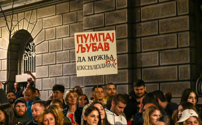 Studenti i građani traže pravdu za poginule tokom pada nadstrešnice u Novom Sadu. Veče pred studentski protest, 14. mart 2025. godine. Transparent Pumpaj ljubav da mržnja eksplodira.