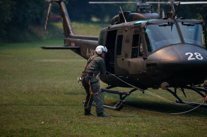 Priprema helikoptera Oružanih Snaga BiH za gašenje požara Helikopteri OS BiH u akciji gašenja šumskog požara.