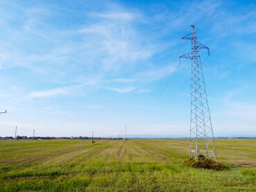 Visokonaponski dalekovodi Visokonaponski dalekovodi za prijenos električne energije, snimak dronom. Struja.