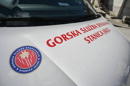 Vozilo Gorske službe spašavanja, Jajce Vozilo Gorske službe spašavanja, stanica Jajce. Simbol GSS.