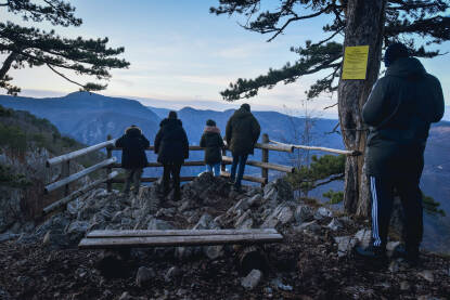 Banjska stena, Nacionalni park Tara Banjska stijena je jedan od najpoznatijih i najljepših vidikovaca u Srbiji. Sa vidikovaca pruža se nezaboravan pogled na akumulaciju Perućac, kanjon rijeke Drine i ipodručje Osata u BiH.