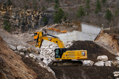 Radovi na pripremi temelja za oslonce mosta. Izgradnja mosta, na mjestu uništene željezničke pruge, u Komadinovom Vrelu u Jablanici.