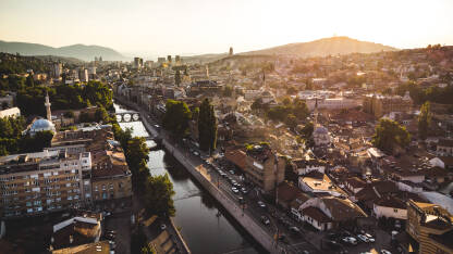 Stari grad Sarajevo Stari grad Čaršija zalazak sunca dron Sarajevo