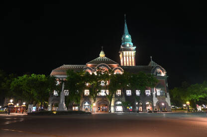 Subotica, Srbija Subotica, Vojvodina, Srbija, Gradska vijećnica. Trg Republike u centru grada noću.