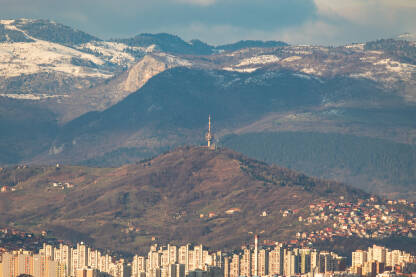 Sarajevo Pogled na moj grad. Na fotografiji relej koji se nalazi na Humu, Pofalići, a ispod je naselje Alipašino polje. Samo iskusni mogu pogoditi lokaciju sa koje je uslikana fotografija...
