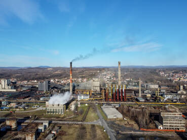 Industrijski dimnjaci Fabrički dimnjak ispušta zagađenje u životnu sredinu. Industrijsko zagađenje zraka iz dimnjaka. Toksičan dim iz dimnjaka u industrijskoj zoni.