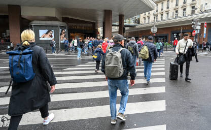 Pješaci na pješačkom prijelazu. Pariz, Francuska: Ljudi prelaze ulicu. Pješaci na pješačkom prijelazu.