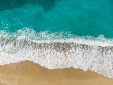 More i valovi More i valovi, snimci dronom. Prekrasna pješčana tropska plaža. Egzotična i prirodna plaža.