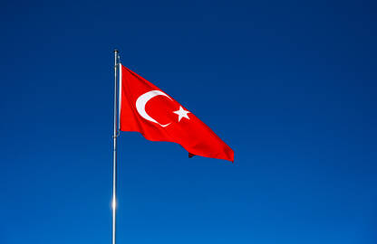 Državna zastava Turske. Turska zastava se vijori na vjetru. Državna zastava Turske. Državni i nacionalni simbol. Crvena zastava sa bijelom zvijezdom i polumjesecom. Türkiye.