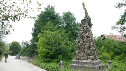 Spomenik austrougarskom pilotu, Sarajevo Spomenik austrougarskom pilotu Oskaru Dudiću, u Otesu. Spomenik postoji od 1914. godine. Oskar Dudić je poginuo 1913. godine, u vrijeme vladavine Austro-Ugarske u BiH.