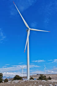 Vjetroturbine u prirodi. Proizvodnja električne energije. Obnovljiva energija. Vjetroturbina.