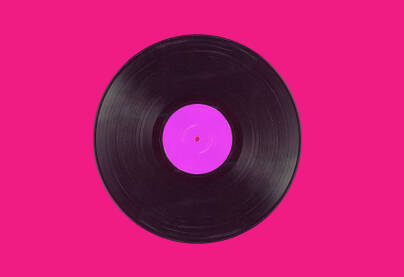 Gramofonska ploča Stara gramofonska ploča, vinil, na jarkoj pink podlozi sa prostorom sa strane.