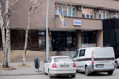 Policijska stanica Ulaz u zgradu Policijske uprave Centar, Zenica sa službenim automibilima ispred