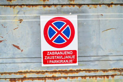 Natpis zabranjeno zaustavljanje i parkiranje Zabranjeno zaustavljanje i parkiranje. Saobraćajni znak.