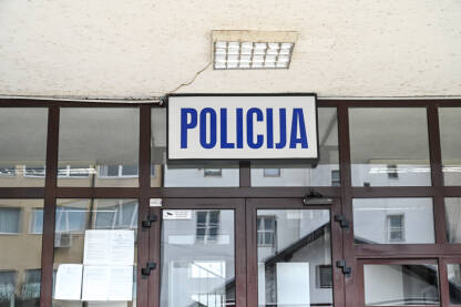Znak policija na ulazu u policijsku zgradu. Znak policija na ulazu u policijsku zgradu.