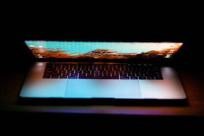 Laptop na radnom stolu Laptop sa upaljenim ekranom na radnom stolu