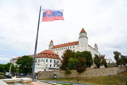 Bratislava, Slovačka. Dvorac iznad starog grada. Bratislava, Slovačka. Dvorac na brdu iznad starog grada. Popularna turistička destinacija. Spomenik.

