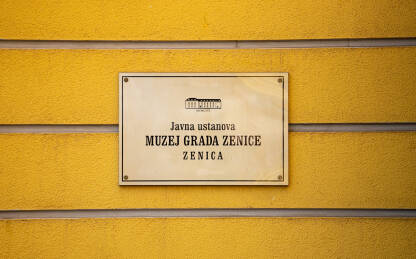Muzej grada Zenice Tabla Muzeja grada Zenica na žutoj fasadi