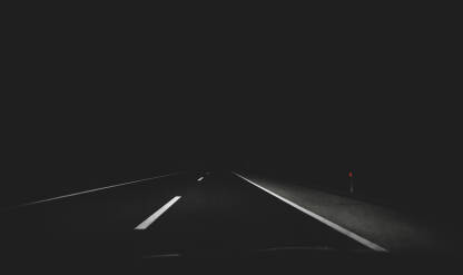 Vožnja automobila noću. Vožnja automobila noću. Pogled vozača na asfaltnu cestu.