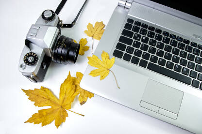 CAM14237 Laptop sa fotoaparatom na bijeloj pozadini