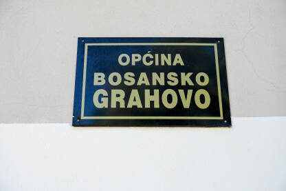 Bosansko Grahovo, tabla na opštini. Bosansko Grahovo, tabla na opštini.