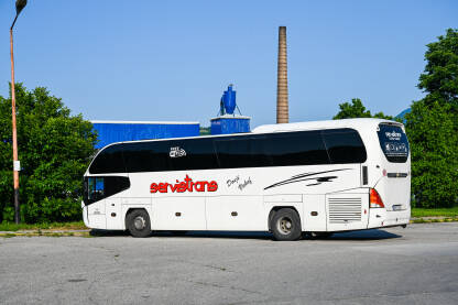 Autobus Servistrans iz Donjeg Vakufa Logo kompanije Servistrans iz Donjeg Vakufa na autobusu. Usluga međunarodnog autobuskog prevoza. Servistrans.