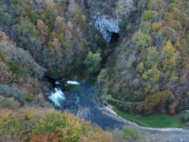 DJI_0568.JPG Izvor rijeke Dabar, i ulaz u Dabarsku pećinu. Sanski Most. Oktobar 2021. godine