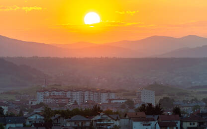 Zalazak Sunca iznad Bihaća Zalazak Sunca sa pogledom na grad Bihać