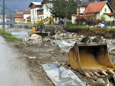 Bager u koritu rijeke Uređenje korita rijeke Trstionice u Kraljevoj Sutjesci.