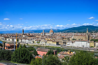 Firenca, Italija Firenca, Italija: Historijske građevine u središtu grada. Popularno turističko odredište. Panoramski pogled na stari grad Firence. Firentinska katedrala. Santa Maria del Fiore.