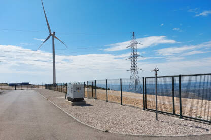 Vjetroturbina i dalekovod. Obnovljiva energija.