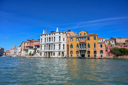 Venecija, Italija: Historijske građevine uz kanal. Venecija, Italija: Historijske građevine uz riječni kanal. Popularna turistička destinacija.