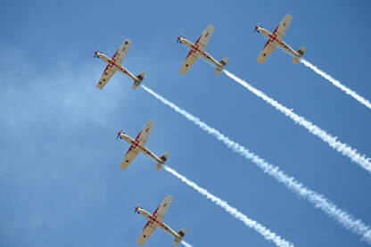 Avioni na plavom nebu tokom aeromitinga. Avioni na plavom nebu tokom aeromitinga. Pet aviona u formaciji. Airshow.