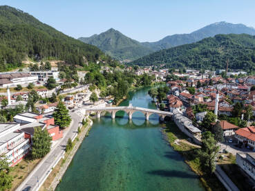Konjic i rijeka Neretva, Bosna i Hercegovina. Konjic i rijeka Neretva, Bosna i Hercegovina, snimak dronom. Konjic je grad i općina u BiH. Planina Prenj u daljini.