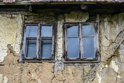 Stari prozori na napuštenoj kući u selu. Stari prozori na napuštenoj kući u selu.