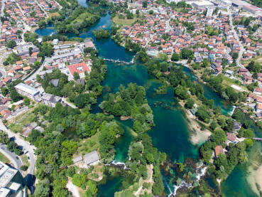 Grad Bihać i rijeka Una, snimak dronom. Grad Bihać i rijeka Una, snimak dronom.